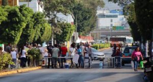 Vecinos de Cuernavaca bloquean Avenida Emiliano Zapata por falta de agua.