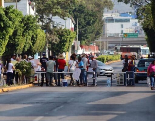 Vecinos de Cuernavaca bloquean Avenida Emiliano Zapata por falta de agua.