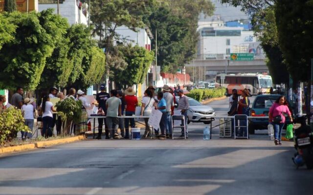 Vecinos de Cuernavaca bloquean Avenida Emiliano Zapata por falta de agua.